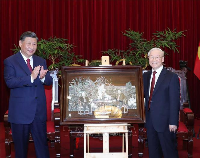 Bức tranh khảm trai về hình ảnh hai nhà lãnh đạo thưởng trà tại Bắc Kinh trong chuyến thăm cuối năm 2022 cho Tổng Bí thư, Chủ tịch Tập Cận Bình